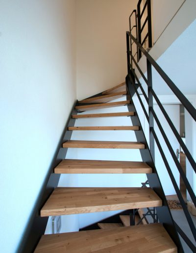 Escalier bois métal, limon acier laqué, garde-corps soudé en fer plat avec fer horizontaux soudés, marches en hêtre