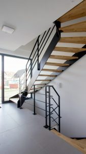 Escalier bois métal, limon acier laqué, garde-corps soudé en fer plat avec fer horizontaux soudés, marches en hêtre