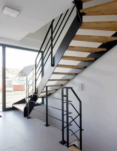 Escalier bois métal, limon acier laqué, garde-corps soudé en fer plat avec fer horizontaux soudés, marches en hêtre