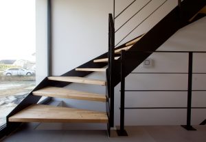 Escalier bois métal, limon acier laqué, garde-corps soudé en fer plat avec fer horizontaux soudés, marches en hêtre