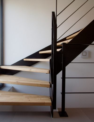 Escalier bois métal, limon acier laqué, garde-corps soudé en fer plat avec fer horizontaux soudés, marches en hêtre