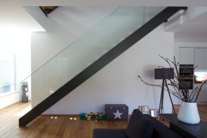 Escalier limon bois laqué tytpe industriel avec garde-corps full verre 16 mm sans poteaux marches en chêne