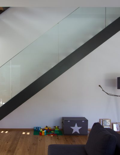 Escalier limon bois laqué tytpe industriel avec garde-corps full verre 16 mm sans poteaux marches en chêne