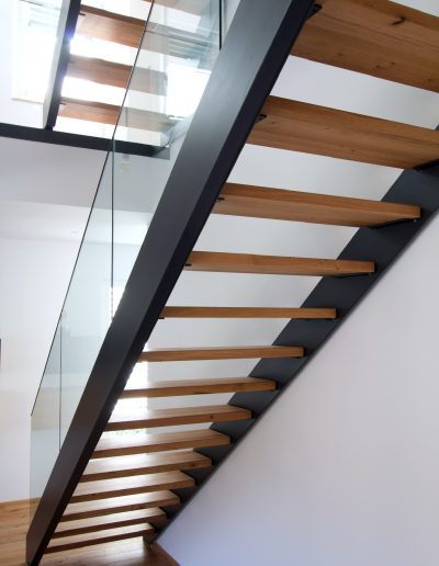 Escalier limon bois laqué tytpe industriel avec garde-corps full verre 16 mm sans poteaux marches en chêne
