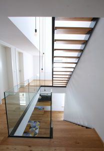 Escalier limon bois laqué tytpe industriel avec garde-corps full verre 16 mm sans poteaux marches en chêne