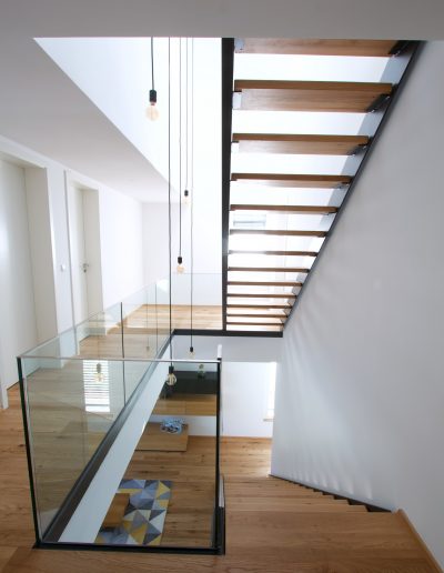 Escalier limon bois laqué tytpe industriel avec garde-corps full verre 16 mm sans poteaux marches en chêne