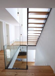 Escalier limon bois laqué tytpe industriel avec garde-corps full verre 16 mm sans poteaux marches en chêne