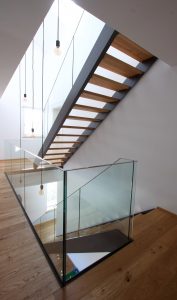 Escalier limon bois laqué tytpe industriel avec garde-corps full verre 16 mm sans poteaux marches en chêne