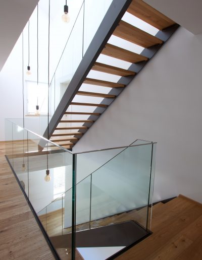 Escalier limon bois laqué tytpe industriel avec garde-corps full verre 16 mm sans poteaux marches en chêne