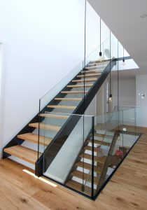 Escalier limon bois laqué tytpe industriel avec garde-corps full verre 16 mm sans poteaux marches en chêne