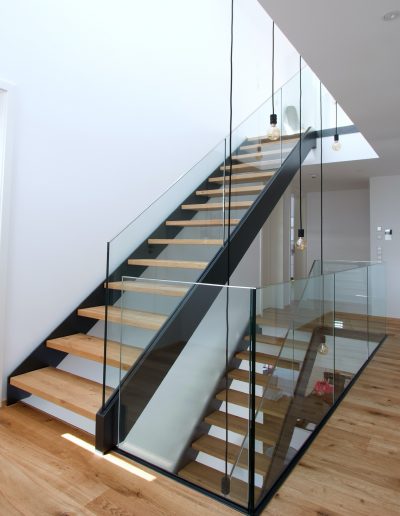 Escalier limon bois laqué tytpe industriel avec garde-corps full verre 16 mm sans poteaux marches en chêne
