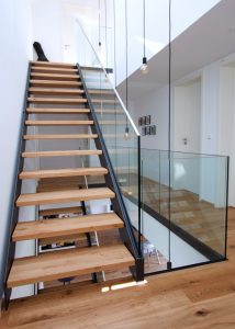 Escalier limon bois laqué tytpe industriel avec garde-corps full verre 16 mm sans poteaux marches en chêne