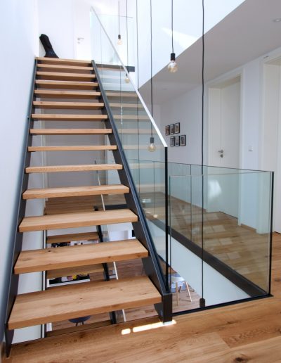Escalier limon bois laqué tytpe industriel avec garde-corps full verre 16 mm sans poteaux marches en chêne