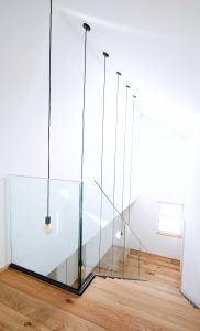 Escalier limon bois laqué tytpe industriel avec garde-corps full verre 16 mm sans poteaux marches en chêne