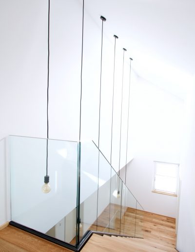 Escalier limon bois laqué tytpe industriel avec garde-corps full verre 16 mm sans poteaux marches en chêne