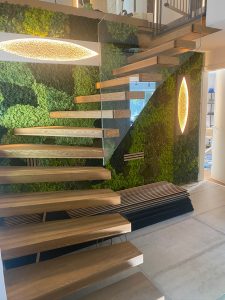 Escalier autoporteur en bois avec garde-corps rampant en verre plein sans poteaux