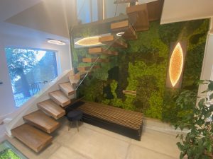 Escalier autoporteur en bois avec garde-corps rampant en verre plein sans poteaux