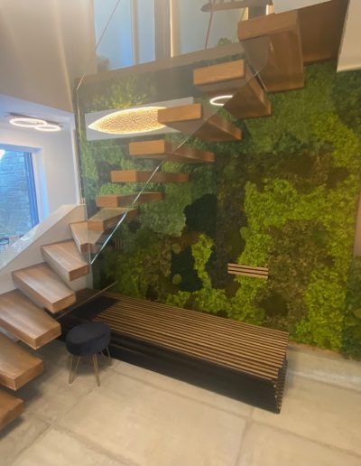 Escalier autoporteur en bois avec garde-corps rampant en verre plein sans poteaux