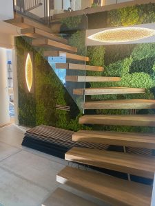 Escalier autoporteur en bois avec garde-corps rampant en verre plein sans poteaux