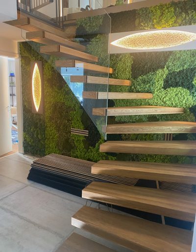 Escalier autoporteur en bois avec garde-corps rampant en verre plein sans poteaux