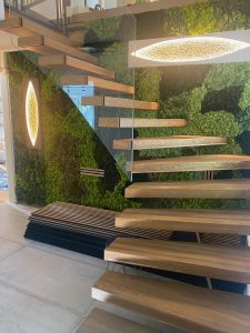 Escalier autoporteur en bois avec garde-corps rampant en verre plein sans poteaux