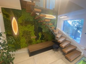 Escalier autoporteur en bois avec garde-corps rampant en verre plein sans poteaux