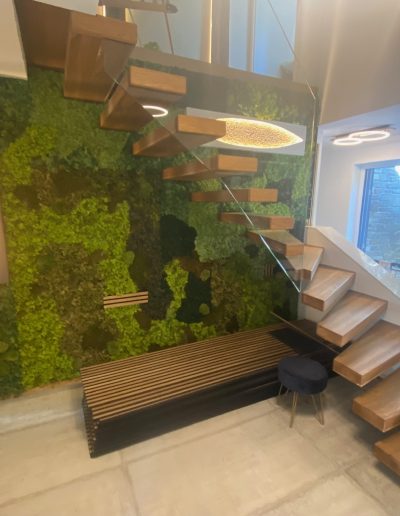 Escalier autoporteur en bois avec garde-corps rampant en verre plein sans poteaux