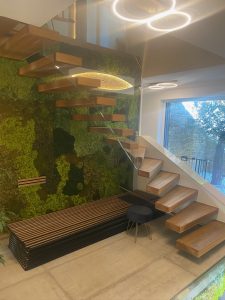 Escalier autoporteur en bois avec garde-corps rampant en verr plein sans poteaux