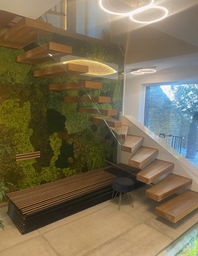 Escalier autoporteur en bois avec garde-corps rampant en verr plein sans poteaux