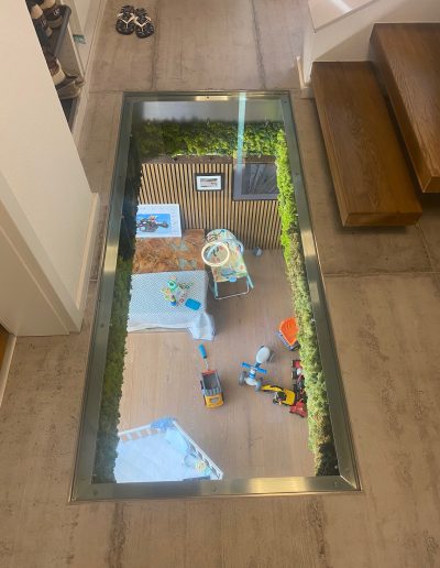 Pallier en verre à l'étage sur chantier d'un Escalier autoporteur suspendu et garde-crops rampant et horizontal full verre sans poteaux