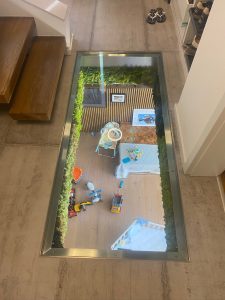 Pallier en verre à l'étage sur chantier d'un Escalier autoporteur suspendu et garde-crops rampant et horizontal full verre sans poteaux