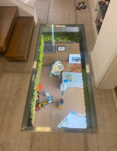 Pallier en verre à l'étage sur chantier d'un Escalier autoporteur suspendu et garde-crops rampant et horizontal full verre sans poteaux