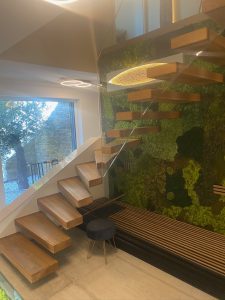 Escalier autoporteur suspendu et garde-crops rampant et horizontal full verre sans poteaux