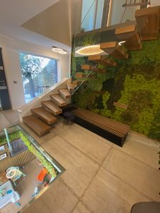 Escalier autoporteur suspendu et garde-crops rampant et horizontal full verre sans poteaux