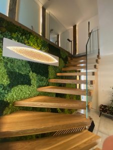 Escalier autoporteur suspendu et garde-crops rampant et horizontal full verre sans poteaux