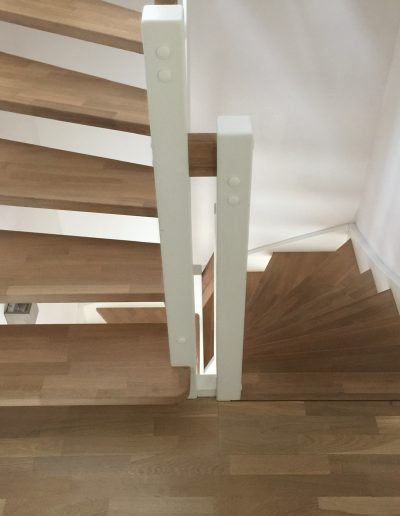 Escalier traditionnel avec limon en bois blanc, marche en chênes, main courante en bois et tige horizontale en inoc