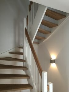 Escalier traditionnel avec limon en bois blanc, marche en chênes, main courante en bois et tige horizontale en inoc