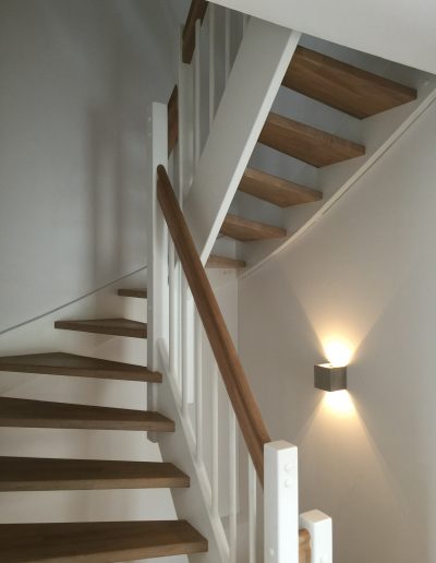 Escalier traditionnel avec limon en bois blanc, marche en chênes, main courante en bois et tige horizontale en inoc