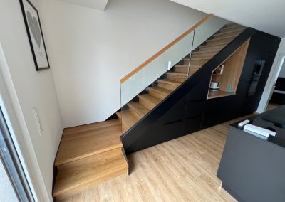Bischwiller escalier industriel avec limon en acier, marche et contre marches brut, avec meuble incorporé sous l’escalier, garde-corps full verre