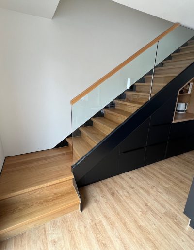 Meuble sous Escalier marche et contre marches en bois chêne entre limon bois laqué industriel et garde-corps en verre plein, finition main courante chêne, sans poteau