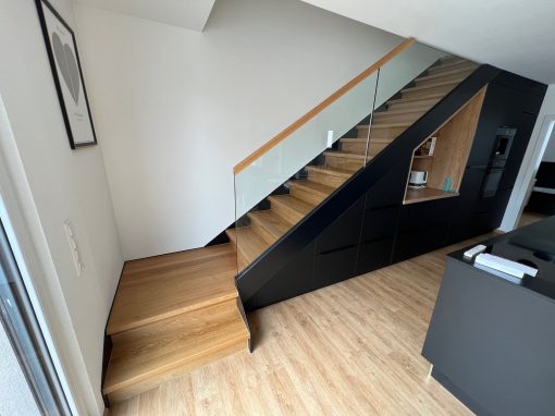 Bischwiller escalier industriel avec limon en acier, marche et contre marches brut, avec meuble incorporé sous l’escalier, garde-corps full verre