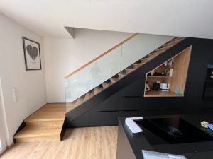 Meuble sous Escalier marche et contre marches en bois chêne entre limon bois laqué industriel et garde-corps en verre plein, finition main courante chêne, sans poteau