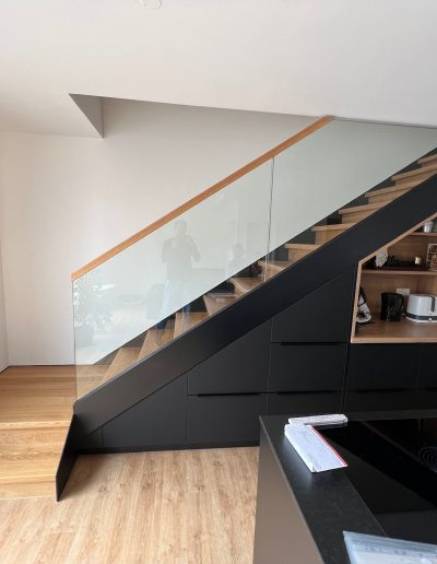 Meuble sous Escalier marche et contre marches en bois chêne entre limon bois laqué industriel et garde-corps en verre plein, finition main courante chêne, sans poteau