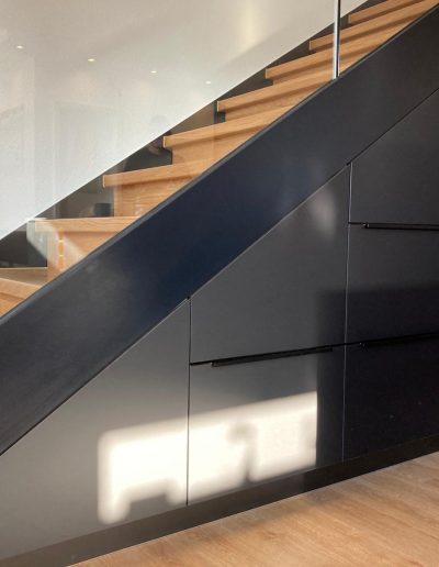 Meuble sous Escalier marche et contre marches en bois chêne entre limon bois laqué industriel et garde-corps en verre plein, finition main courante chêne, sans poteau