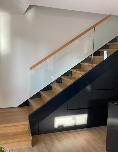 Meuble sous Escalier marche et contre marches en bois chêne entre limon bois laqué industriel et garde-corps en verre plein, finition main courante chêne, sans poteau