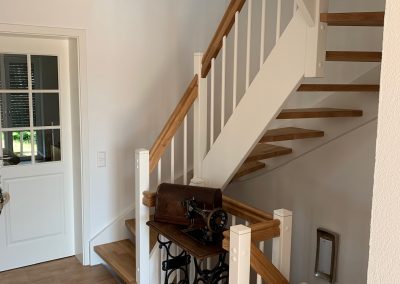Colmar : escalier sur mesure traditionnel en bois laqué, marches brut et ballustres inox
