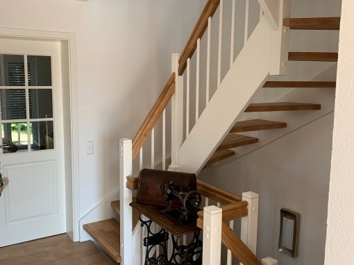 Colmar : escalier sur mesure traditionnel en bois laqué, marches brut et ballustres inox