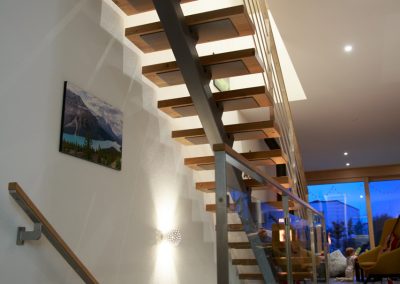Molsheim : escalier limon central en chêne avec garde-corps rampant en inox et main courante bois