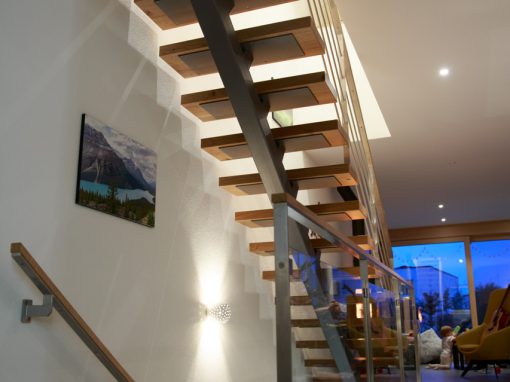Molsheim : escalier limon central en chêne avec garde-corps rampant en inox et main courante bois