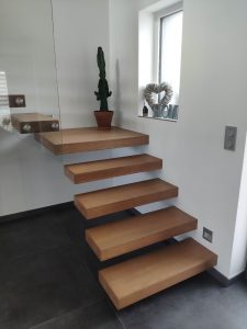 Escalier autoporteur marche flottante design epuré et aérien avec garde-corps rampant full verre en un quart tournant